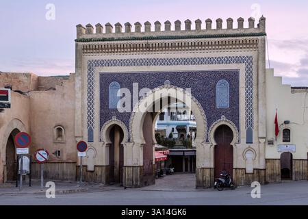 Bab Bou Jeloud è una porta ornata della città di FES el Bali, la città vecchia di Fez, in Marocco. Foto Stock