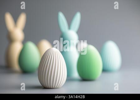 Decorazione di Pasqua. Uova colorate su sfondo grigio. Foto Stock
