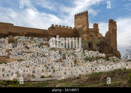 Bab Guissa è la principale porta nord-occidentale con un vicino cimitero di FES el Bali, l'antica città fortificata di FES, in Marocco. Foto Stock