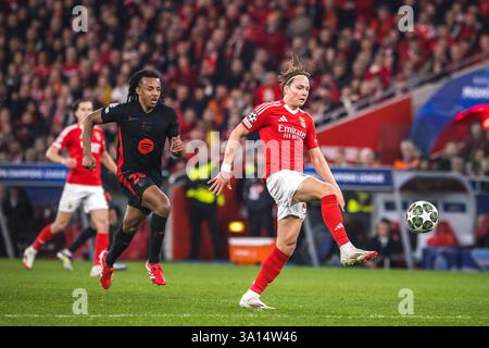 Andreas Schjelderup di SL Benfica (R) e Jules Kounde del FC Barcelona (L) visti in azione durante il turno di UEFA Champions League 2024/25 del 16° turno della partita di prima gamba tra SL Benfica e FC Barcelona all'Estadio da Luz. (Punteggio finale: SL Benfica 0 - 1 FC Barcelona) Foto Stock