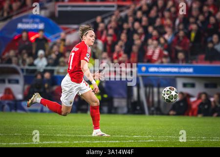 Andreas Schjelderup di SL Benfica visto in azione durante la prima partita della UEFA Champions League 2024/25 del 16° turno tra SL Benfica e FC Barcelona all'Estadio da Luz. (Punteggio finale: SL Benfica 0 - 1 FC Barcelona) Foto Stock