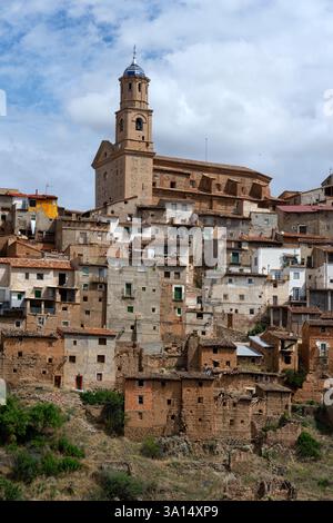 MOROS, SPAGNA - 06 LUGLIO 2021: Vista del villaggio di Moros e delle sue vecchie case tipiche nella provincia di Saragozza, Aragón, Spagna. Foto Stock
