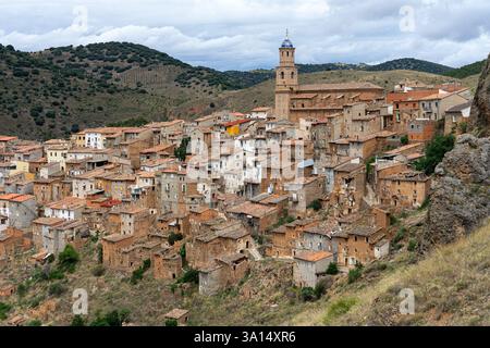 MOROS, SPAGNA - 06 LUGLIO 2021: Vista del villaggio di Moros e delle sue vecchie case tipiche nella provincia di Saragozza, Aragón, Spagna. Foto Stock
