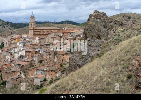 MOROS, SPAGNA - 06 LUGLIO 2021: Vista del villaggio di Moros e delle sue vecchie case tipiche nella provincia di Saragozza, Aragón, Spagna. Foto Stock