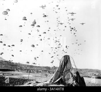 I paracadutisti del 187th RCT [Regimental Combat Team] galleggiavano a terra dai C-119 per tagliare le unità nemiche in ritirata a sud di Munsan, Corea, U.S. Army Signal Corps, 23 marzo 1951 Foto Stock