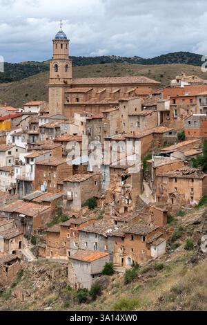 MOROS, SPAGNA - 06 LUGLIO 2021: Vista del villaggio di Moros e delle sue vecchie case tipiche nella provincia di Saragozza, Aragón, Spagna. Foto Stock