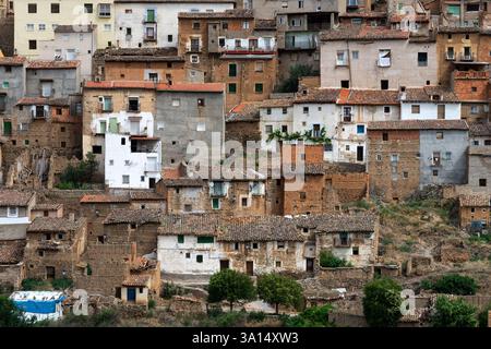 MOROS, SPAGNA - 06 LUGLIO 2021: Vista del villaggio di Moros e delle sue vecchie case tipiche nella provincia di Saragozza, Aragón, Spagna. Foto Stock