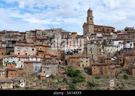 MOROS, SPAGNA - 06 LUGLIO 2021: Vista del villaggio di Moros e delle sue vecchie case tipiche nella provincia di Saragozza, Aragón, Spagna. Foto Stock