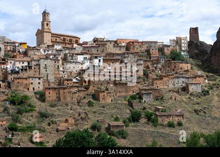 MOROS, SPAGNA - 06 LUGLIO 2021: Vista del villaggio di Moros e delle sue vecchie case tipiche nella provincia di Saragozza, Aragón, Spagna. Foto Stock