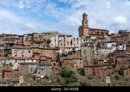 MOROS, SPAGNA - 06 LUGLIO 2021: Vista del villaggio di Moros e delle sue vecchie case tipiche nella provincia di Saragozza, Aragón, Spagna. Foto Stock