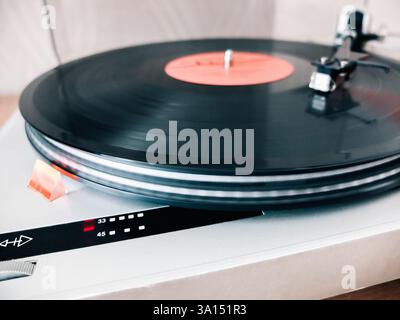 Primo piano della testina di una cartuccia su un disco in vinile, musica retrò analogica, raccolta dischi in vinile, attrezzatura vintage Foto Stock