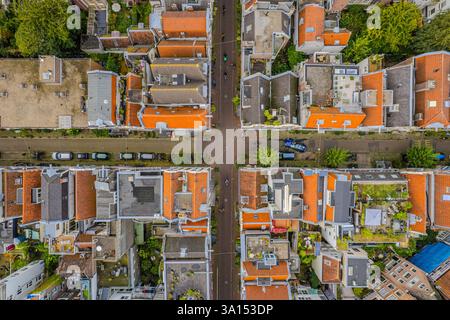La vista aerea di Amsterdam, Paesi Bassi, mostra le sue iconiche case sui canali, l'architettura olandese e i tour in barca lungo il lungomare, catturando il fascino Foto Stock