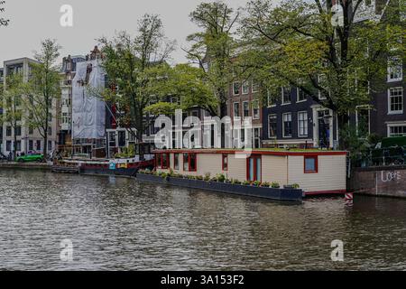 La vista aerea di Amsterdam, Paesi Bassi, mostra le sue iconiche case sui canali, l'architettura olandese e i tour in barca lungo il lungomare, catturando il fascino Foto Stock