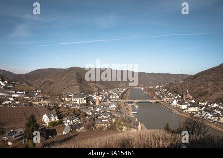 Foto orizzontale della vista aerea della città di Cochem e del famoso fiume Mosella dalla collina del castello di Reichsburg. Regione vinicola turistica del Rheinlandpfalnz Foto Stock