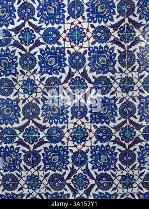 Istanbul - 24 settembre 2024 - Vista ravvicinata di un motivo floreale ricorrente sulle vibranti piastrelle di iznik, che mostra l'intricata arte della ceramica dell'epoca ottomana. Foto Stock