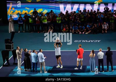Il ceco Tomas Machac detiene il trofeo dei vincitori all'evento APT di Acapulco, Messico, nel 2025 Foto Stock
