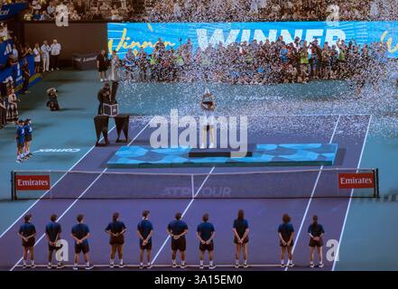 Il ceco Tomas Machac detiene il trofeo dei vincitori all'evento APT di Acapulco, Messico, nel 2025 Foto Stock