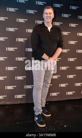 New York, NY, 6 marzo 2025: Warren Carlyle partecipa a una chiamata fotografica per il prossimo musical di Broadway "Pirates! The Penzance Musical al West Bank Cafe di New York il 6 marzo 2025 Credit: Lev Radin/Alamy News Live Foto Stock
