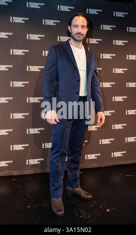 New York, Stati Uniti. 6 marzo 2025. Ramin Karimloo partecipa a una chiamata fotografica per il prossimo musical di Broadway "Pirates! The Penzance Musical al West Bank Cafe di New York il 6 marzo 2025. (Foto di Lev Radin/Sipa USA) credito: SIPA USA/Alamy Live News Foto Stock