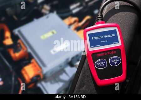 Analizzatore OBD-II che visualizza il processo di scansione dei dati del veicolo elettrico , strumento di scansione del lettore di codici dell' automobile , concetto di riparazione dell' automobile Foto Stock