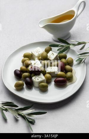 Deliziosa e sana insalata greca con olive, formaggio feta, olio d'oliva ed erbe fresche, perfetta per un pasto leggero o un antipasto Foto Stock