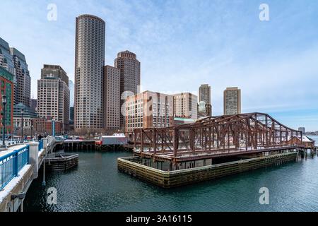 Boston, ma, Stati Uniti - 12 febbraio 2025 - il paesaggio urbano di Boston e i grattacieli visti dal ponte di Seaport Boulevard in uno splendido pomeriggio invernale Foto Stock