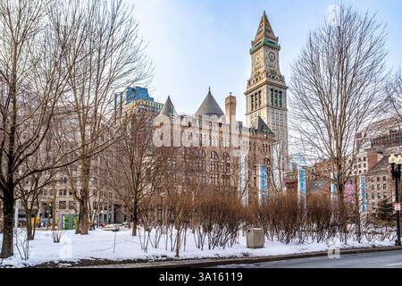 Boston, ma, USA - 12 febbraio 2025 - Custom House Tower, un grattacielo in McKinley Square, nel quartiere finanziario di Boston in inverno Foto Stock