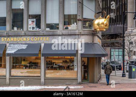 Boston, ma, USA - 12 febbraio 2025 - bollitore per tè dorato noto come bollitore fumante appeso all'ingresso della caffetteria Starbucks in Court Street a Bos Foto Stock