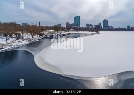 Boston, ma, Stati Uniti - 12 febbraio 2025 - Vista dello skyline di Boston e dei grattacieli in inverno visti dietro il fiume Charles dal Longfellow Bridge che ha coperto Foto Stock