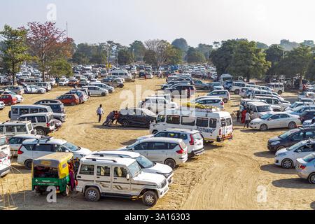 parcheggio maha kumbha presso prayagraj uttar pradesh india Foto Stock