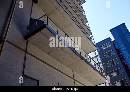 Edificio moderno con lunghi balconi a Kiev, Ucraina. Architettura astratta, frammento della moderna geometria urbana Foto Stock