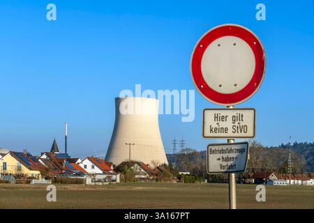 Stillgelegtes Kernkraftwerk Isar 2, Kühlturm, Verkehrsschild, Essenbach, 5. März 2025 Deutschland, Essenbach, Niederbayern, März 2025, stillgelegtes Kernkraftwerk Isar 2, Kühlturm, in Essenbach, Ortsteil Unterahrain, Verkerhrsschild Durchfahrt verboten an einem nahen Landwirtschaftsweg, Symbolfoto aktuelle Debatte um Comeback der Kernkraftwerke, 2023 Nähe Rückkehr der 2025 Germania, Essenbach, bassa Baviera, marzo 2025, decommis Foto Stock