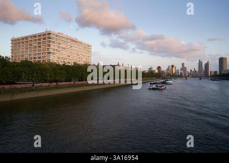 River Thames and St Thomas' Hospital, Londra, Regno Unito Foto Stock