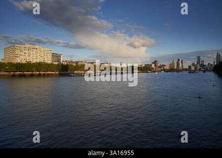 River Thames and St Thomas' Hospital, Londra, Regno Unito Foto Stock