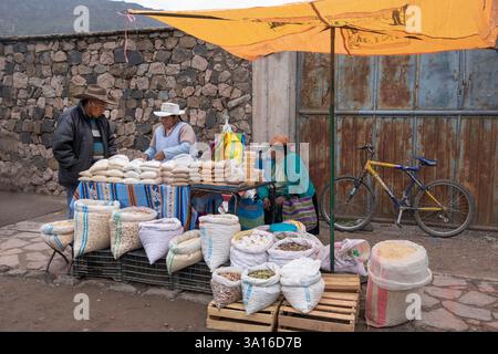Perù, Cordigliera delle Ande, valle del Colca, Chivay, venditori di fagioli secchi andini amerindi sul mercato all'aperto Foto Stock