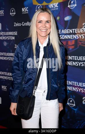 Patricia Schulz bei der Premiere des 360Â-Events Die große Abenteuerreise durchs Sonnensystem im Zeiss-Großplanetarium. Berlino, 06.03.2025 *** Patricia Schulz alla prima dell'evento 360 il grande viaggio avventura attraverso il sistema solare allo Zeiss Großplanetarium di Berlino, 06 03 2025 foto:Xn.xKubelkax/xFuturexImagex sonnensystem 5317 Foto Stock