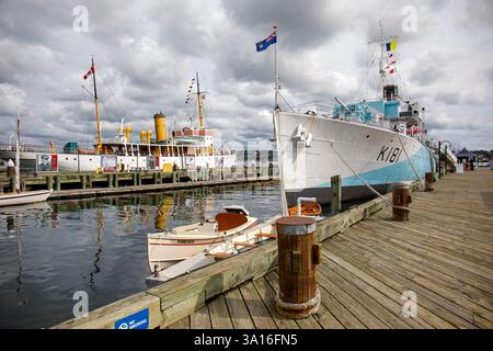 Canada, nuova Scozia, Halifax, il lungomare, il Museo marittimo dell'Atlantico, l'HMCS Sackville, una corvetta di classe Flower e la CSS Acadia, un'ex nave oceanografica e idrografica Foto Stock