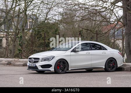 Nancy, Francia - Vista su una Mercedes-Benz CLA 45 AMG bianca parcheggiata in un parcheggio. Foto Stock