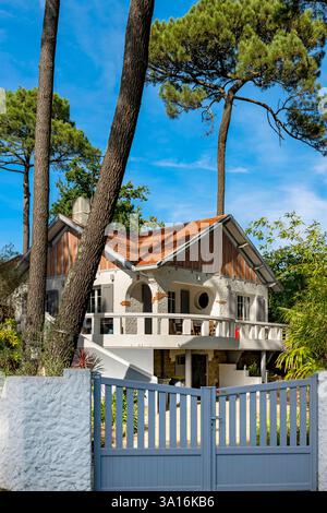 Francia, Loira Atlantique, Saint-Brévin-Les-Pins, villa allée des glycines nel cuore della pineta Foto Stock