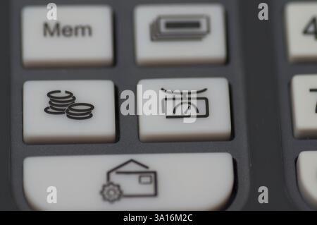 Primo piano dei pulsanti di un francobollo per ufficio con particolare attenzione alle icone del denaro e del peso Foto Stock