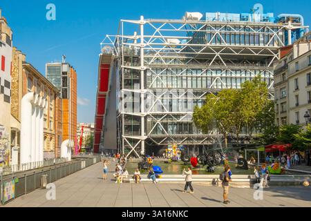 Francia, Parigi, Les Halles - quartiere Beaubourg, Place Stravinsky di Jean Tinguely e Niki de Saint Phalle e il Centro Pompidou Foto Stock