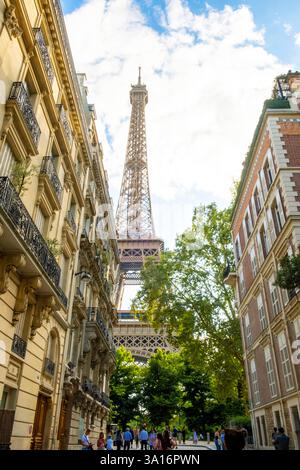Francia, Parigi, la Torre Eiffel vista da Rue de l'Universite Foto Stock