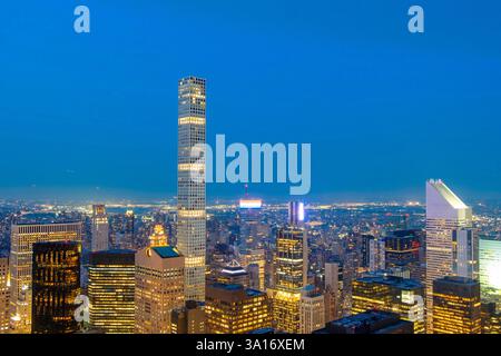 Stati Uniti, New York State, New York City, Manhattan, vista generale dall'osservatorio Top of the Rock al Rockefeller Center su Central Park e la lussuosa torre residenziale al 432 di Park Avenue Foto Stock