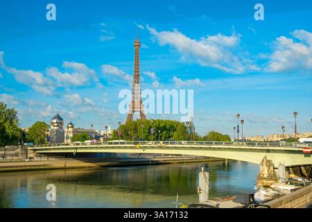 Francia, Parigi, Pont de l'Alma, Zouave e Torre Eiffel Foto Stock