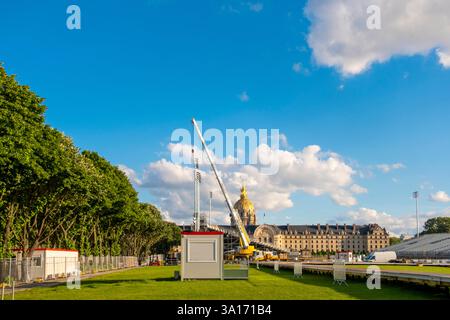 Francia, Parigi, Esplanade des Invalides, costruzione degli stand per i Giochi Olimpici del 2024 Foto Stock