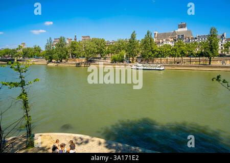 Francia, Parigi, Ile Saint Louis, Quai Bourbon, le rive della Senna, patrimonio dell'umanità dell'UNESCO Foto Stock