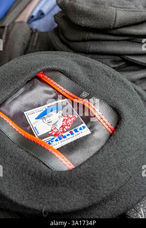 Vietnam, Tonchino superiore, provincia di Dong Van, Dong Van, mercato settimanale dei gruppi etnici Hmong, berretto basco di origine francese Foto Stock