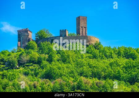 Francia, Lot, la fortezza medievale di Saint Laurent les Tours si affaccia sulla città di Saint Cere Foto Stock