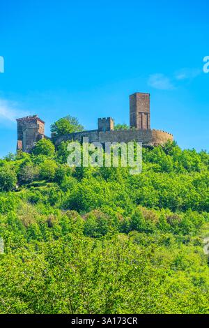 Francia, Lot, la fortezza medievale di Saint Laurent les Tours si affaccia sulla città di Saint Cere Foto Stock
