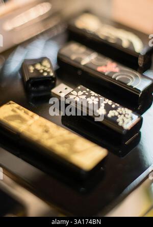 Le chiavette USB decorate con foglie d'oro sono esposte a Hakuichi a Kanazawa, nella prefettura di Ishikawa in Giappone il 9 giugno 2016. ROB GILHOOLY Foto Stock